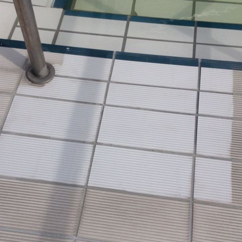 cleaning tiles swimming pool.jpg